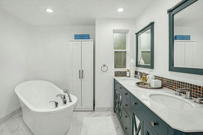 Building Photo - 5bd/2.5ba Bellevue Home