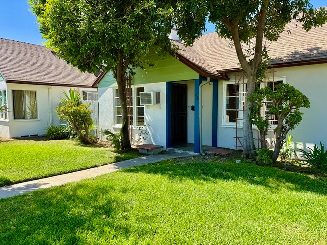Building Photo - 1116 E Glenoaks Blvd
