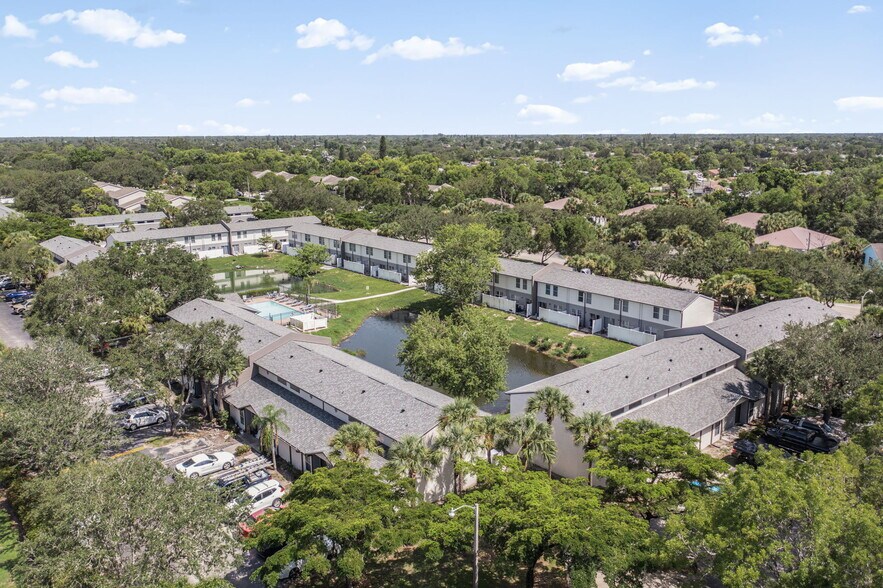 Building Photo - Terrace at Naples Townhomes