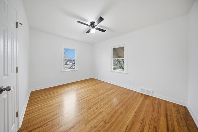 Building Photo - 1115 Kelly Ave