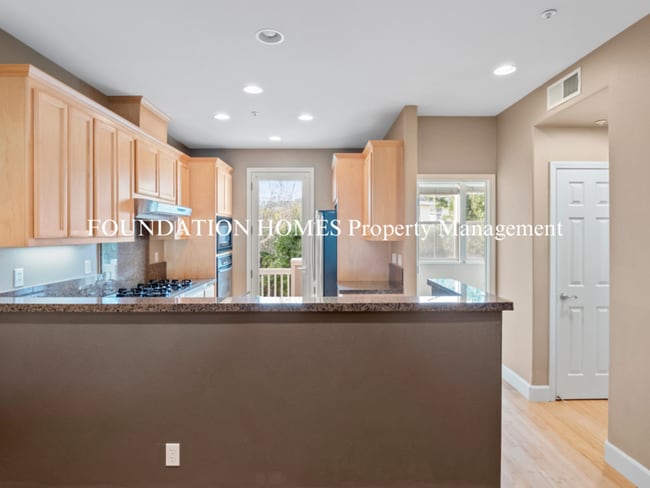 Building Photo - 33 Ranch Dr