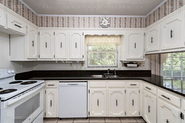 Building Photo - Beautifully Preserved 4 Bd / 3 Ba Vintage ...