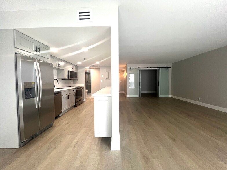 Building Photo - 2401 Collins Ave