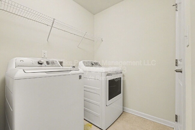 Building Photo - 727 Dynamo St NW