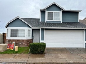 Building Photo - 3557 E Montreal Pl