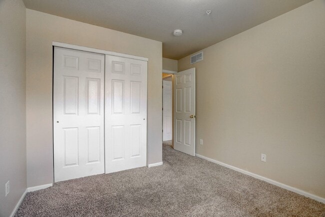 Building Photo - $1,795 - 2 bed/2.5 bath Townhome with new ...