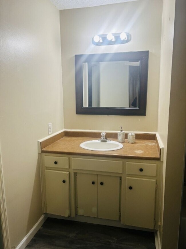 Building Photo - 2/1 Available For Move In Now!