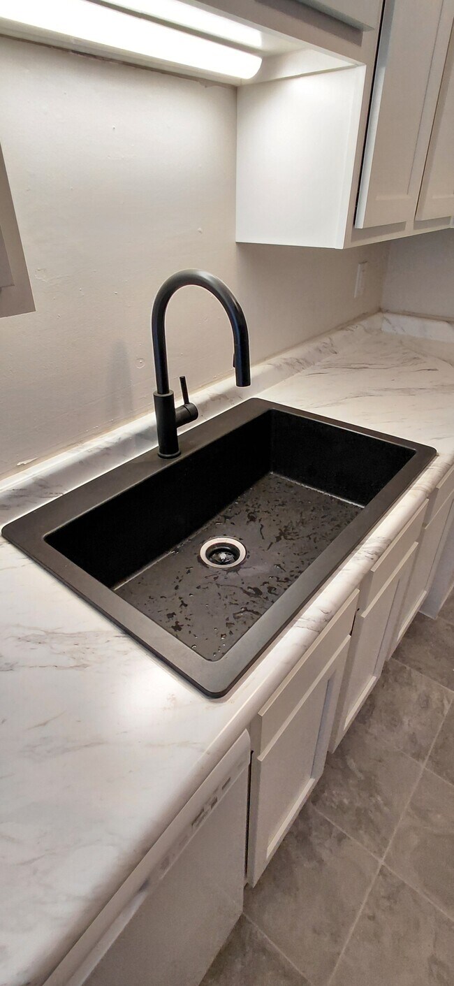 Building Photo - 2502 Thimbleberry Rd