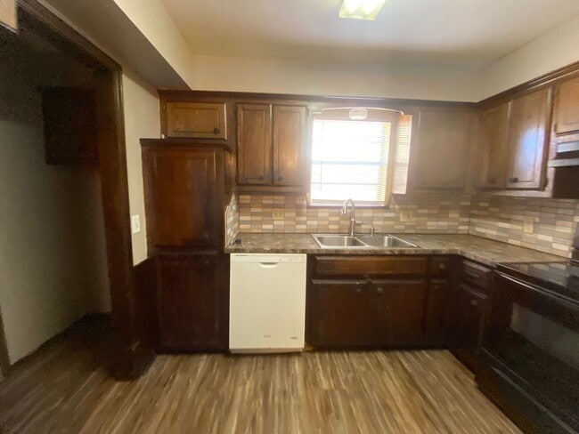 Building Photo - Charming 3 bedroom 1.5 bath