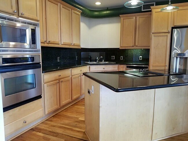 Building Photo - 1005 S Shepherd Dr