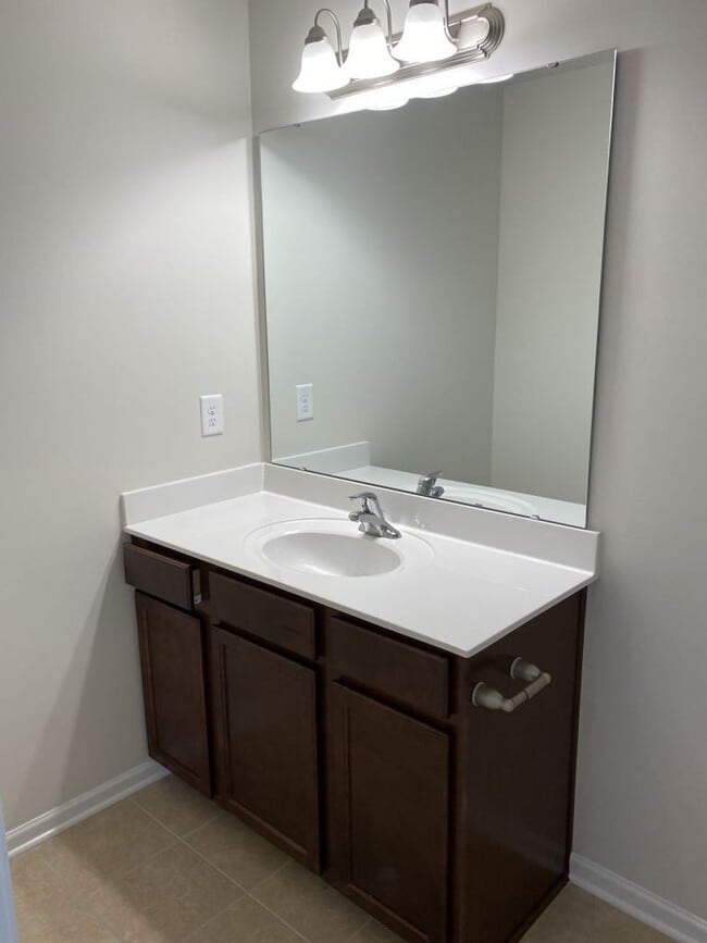 Building Photo - Spacious 2 Story, 3 Bed, 3 Bath Townhome n...