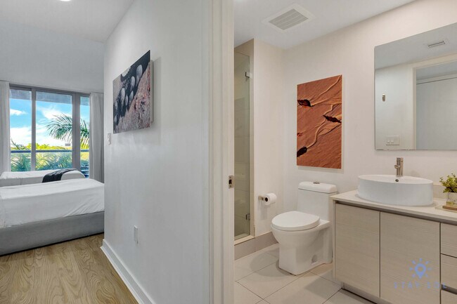 Building Photo - 2602 E Hallandale Beach Blvd