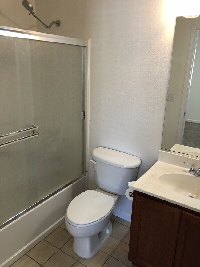 Building Photo - Cute 2 Bedroom 2.5 Bathroom Townhome Close to UNR!
