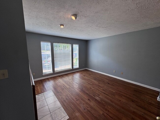 Building Photo - 2 bedroom/2.5 bath in Brentwood (Nipper's ...