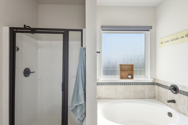 Building Photo - Spacious 4BR Home with Screened Porch & Fenced Yard in Effingham