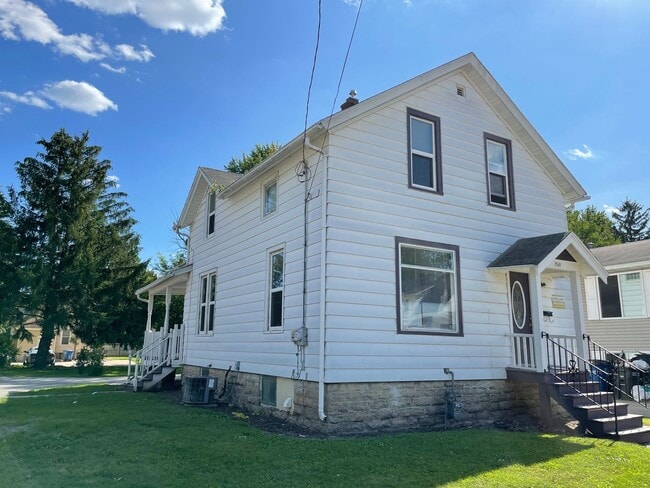 Building Photo - 749 Prospect Ave