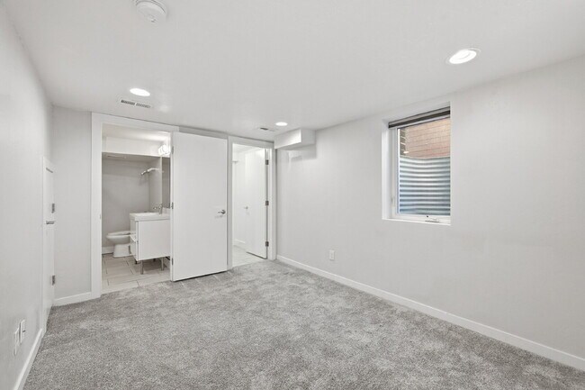 Building Photo - $2,495.95 - 2 Bed, 2 Bath Townhome In Denver with Central AC and In Unit Laundry!