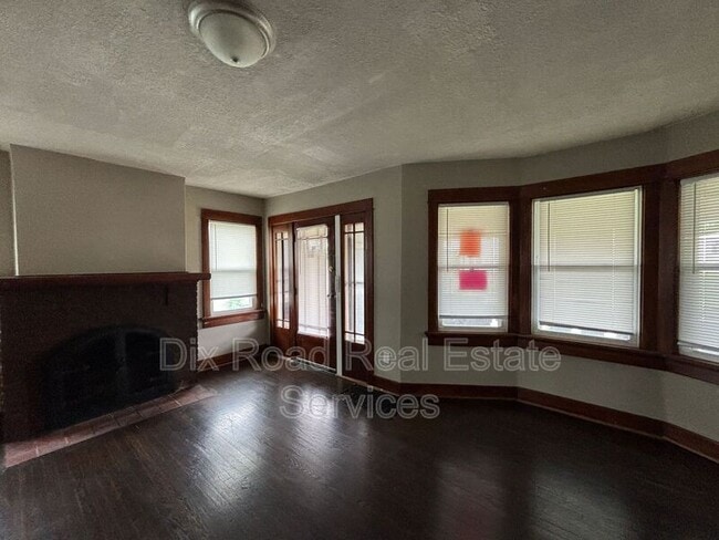 Building Photo - 4013 E 3rd St