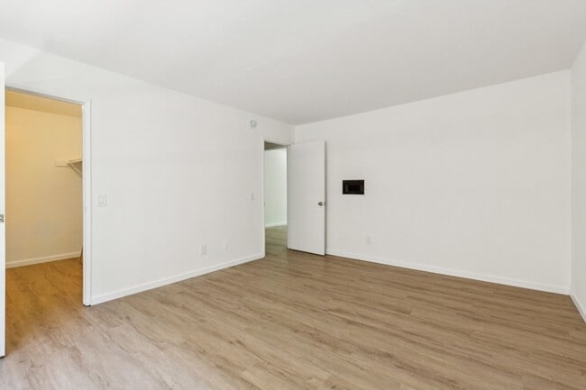 Building Photo - Newly Renovated 1BD Condo Available Now!  ...