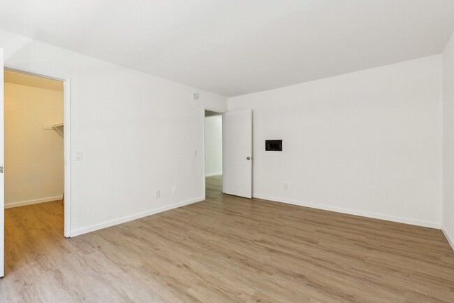 Building Photo - Newly Renovated 1BD Condo Available Soon! ...
