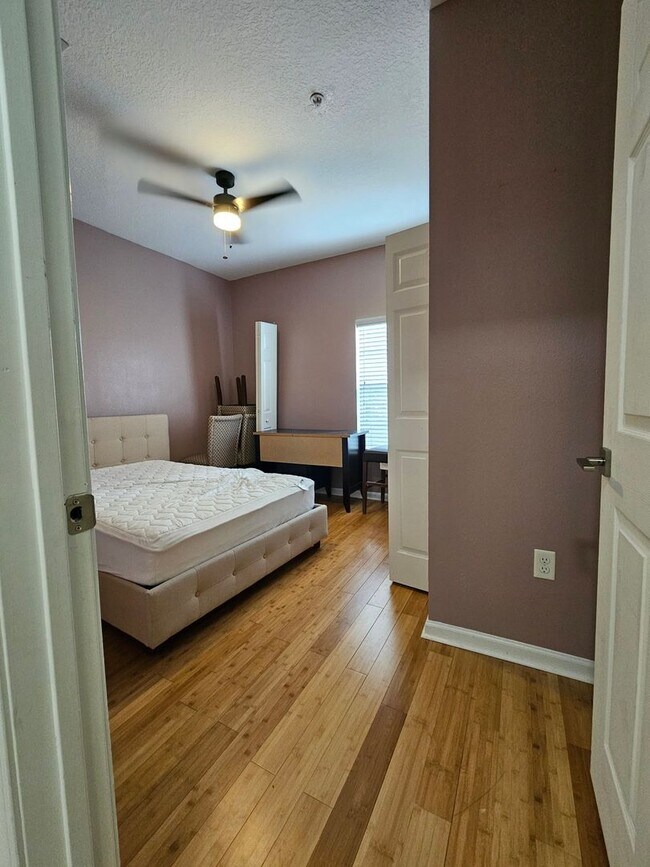 Building Photo - Top floor 3/2 unit in the gated Summer Key...
