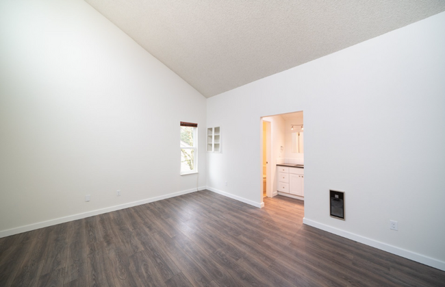 Building Photo - Bright and Spacious Loft-Style Condo with ...