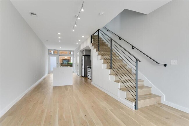 Building Photo - 2002 E 7th St