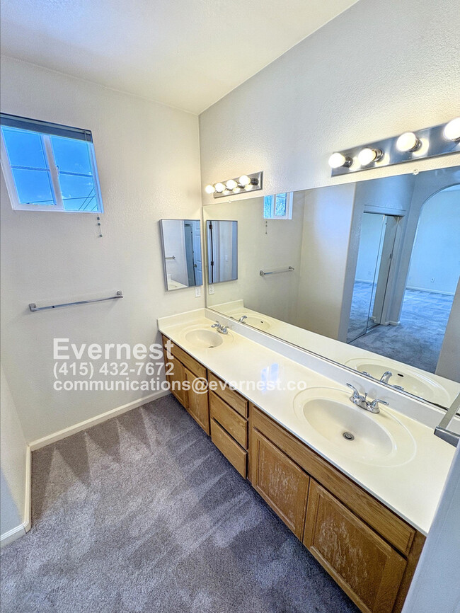 Building Photo - Gorgeous 3-Bedroom Home in a Prime Locatio...