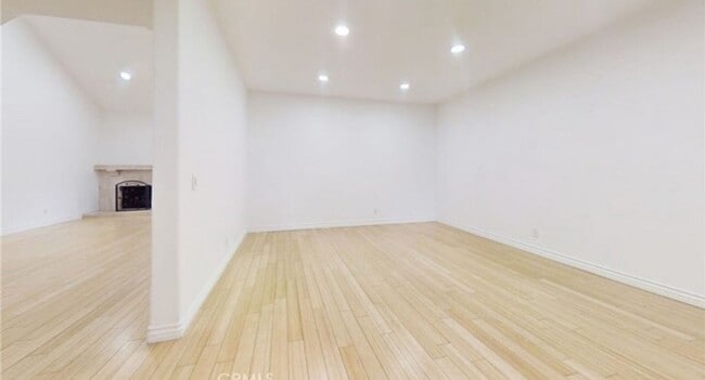 Building Photo - Gorgeous 3 Bed, 2.5 Bath in Irvine– Coming...
