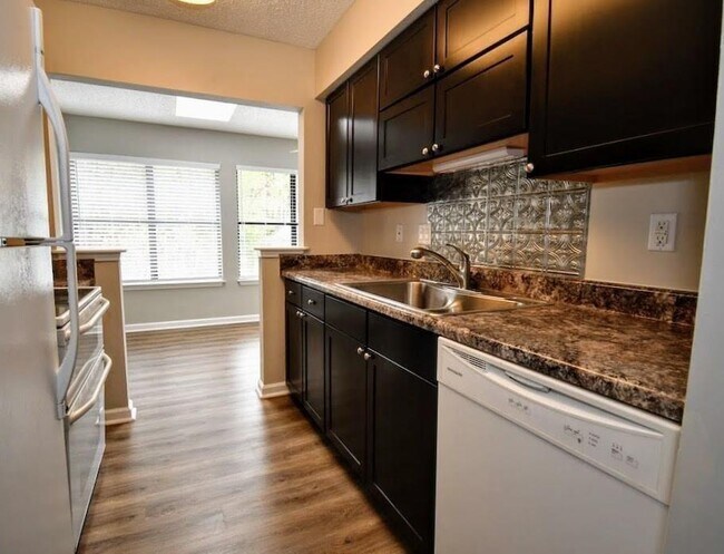 Building Photo - 1605 Huntingdon Chase