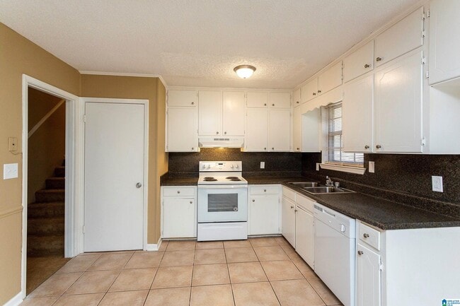 Building Photo - 3001 Sartain Dr