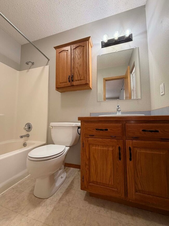 Building Photo - Beautiful 3 bedroom / 2 bathroom home withe fenced in yard in Webb City MO!!!!