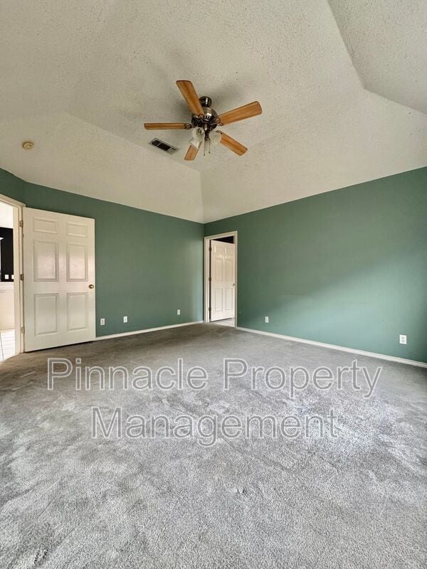 Building Photo - 10 Southridge Dr