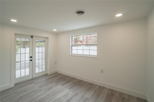 Building Photo - 985 Liberty St