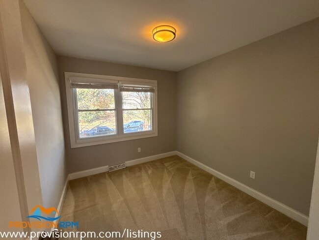 Building Photo - 625 Edwards Rd