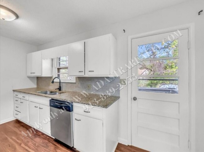 Building Photo - Updated 4 Bed 2 Bath Home in Lees Summit-C...