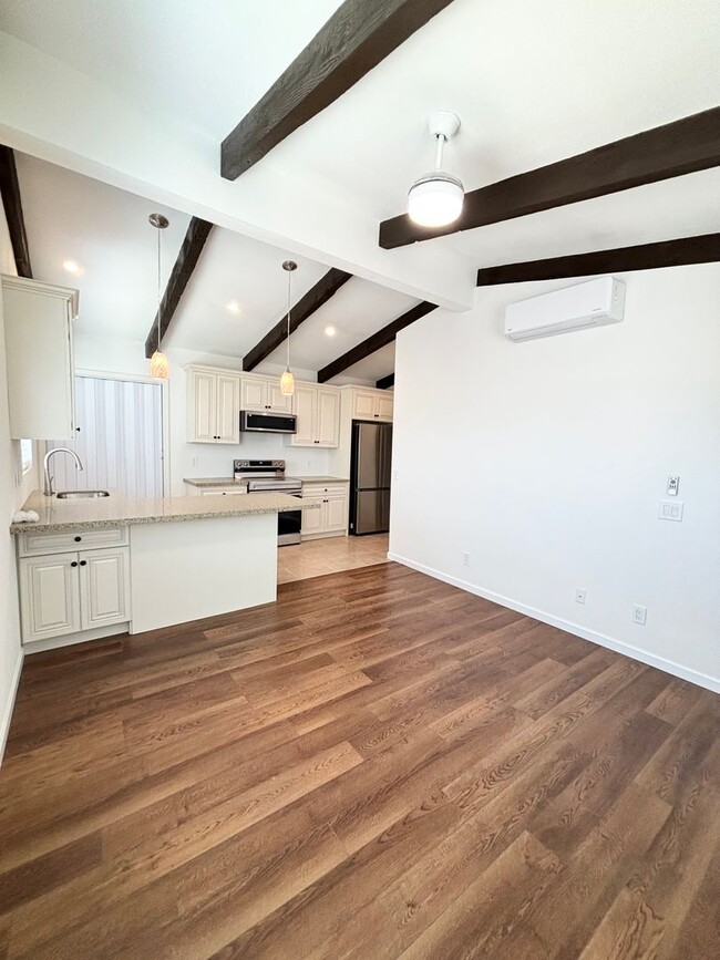Building Photo - Luxury 1 Bedroom 1 Bathroom Available Now!