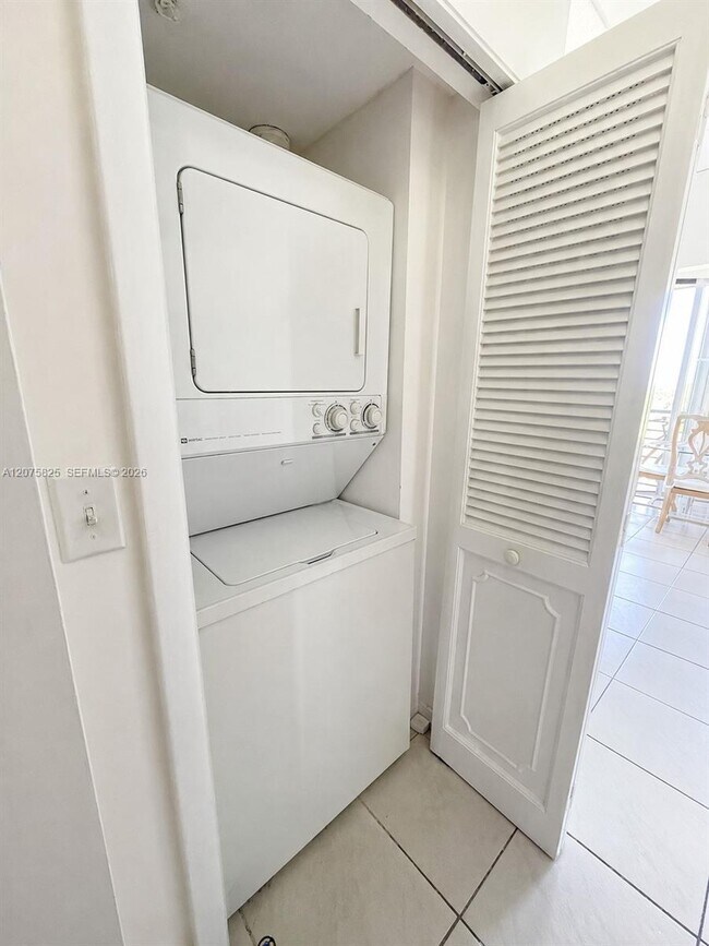 Building Photo - 7300 Radice Ct