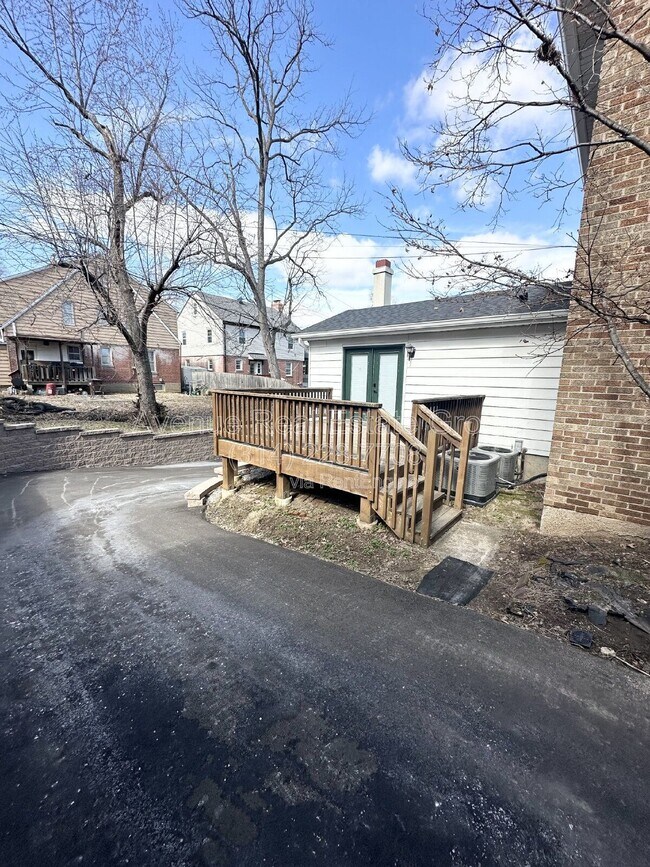 Building Photo - 19 Hardith Hill Ct