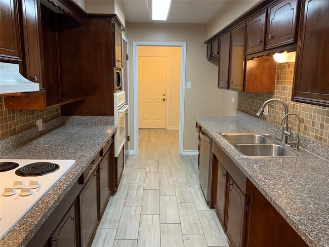 Building Photo - 1817 Saxony Ln