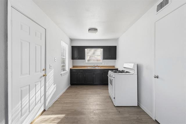 Building Photo - 916 8th St NW