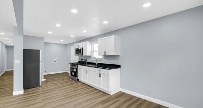 Building Photo - 3106 N Harding St