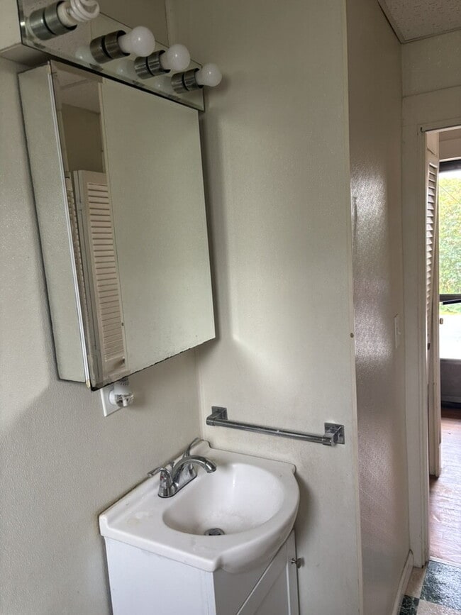 Building Photo - *** Studio Apartment for Rent – Historic B...