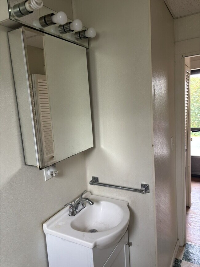 Building Photo - *** Studio Apartment for Rent – Historic Bath, Maine ***