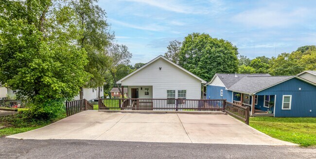 Building Photo - 619 Midlake Dr NE