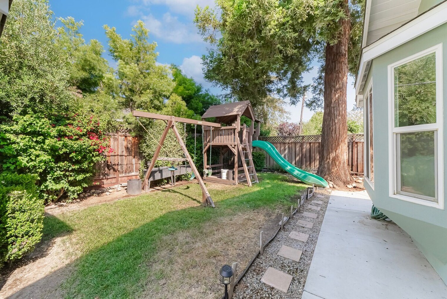 Building Photo - 2326 Cherry Ave