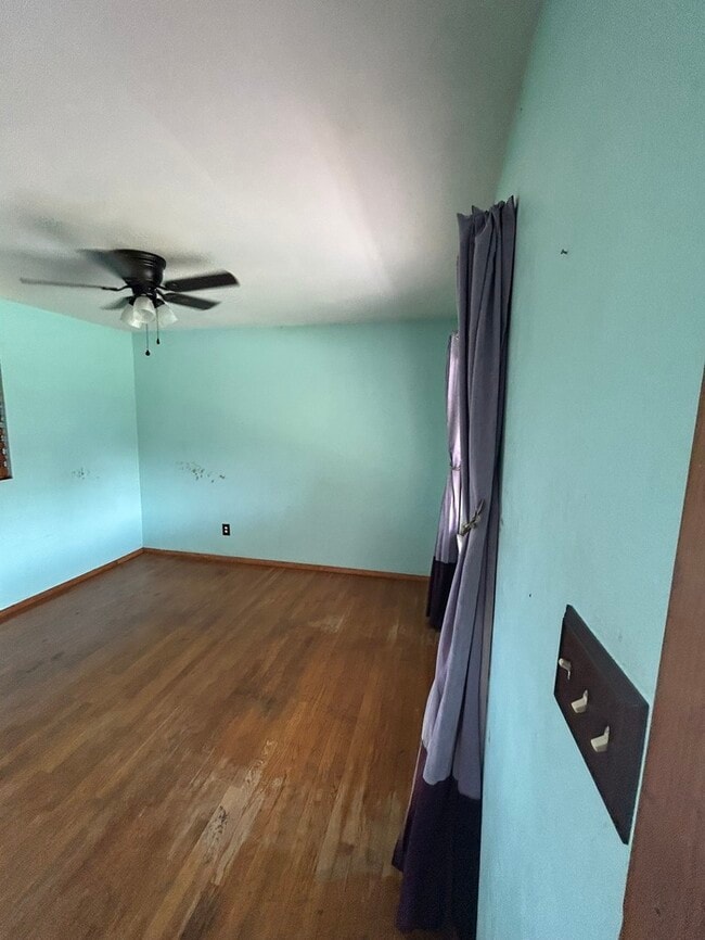 Building Photo - 2611 Meadowlane Dr