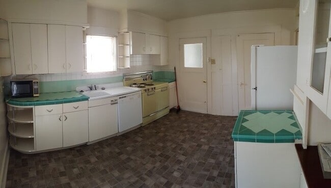Building Photo - 2 bed 1 bath 1 car garage home cottage in ...