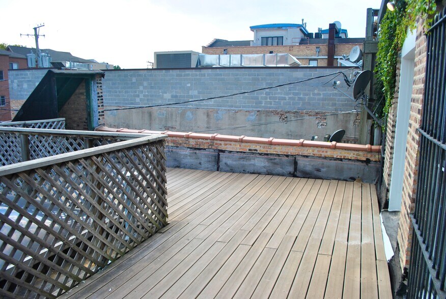 Building Photo - 2025 W North Ave