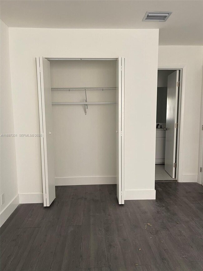 Building Photo - 1842 Madison St